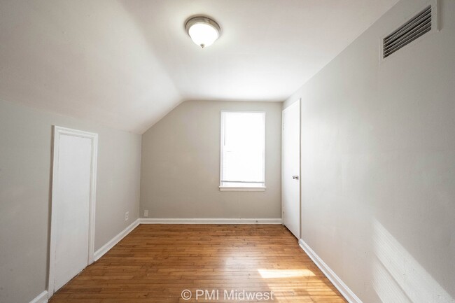 Building Photo - Charming 2 Bedroom Duplex with Spacious La...