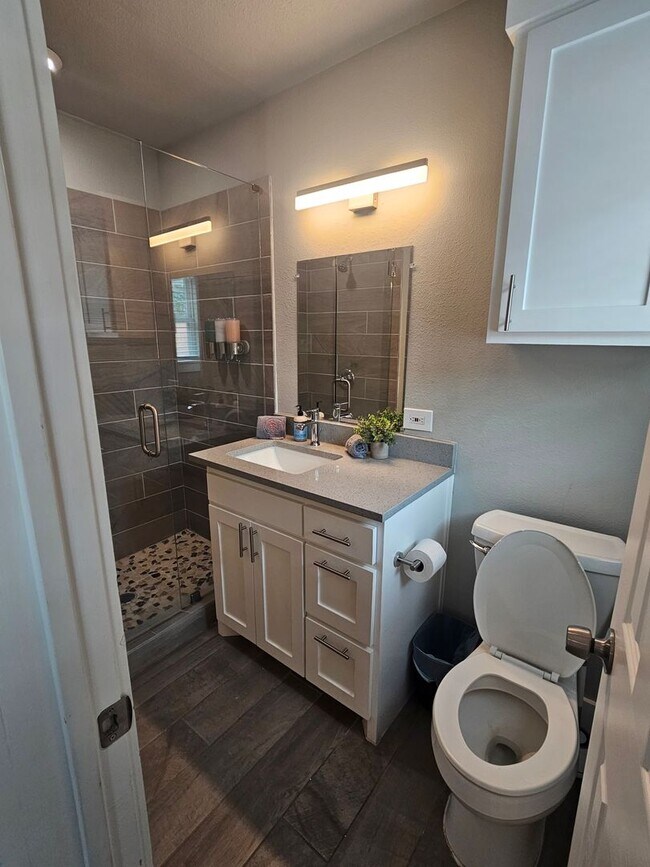 Building Photo - Spacious 3 Bed / 3 Bath Home with Modern Upgrades and Fenced Yard in South Dallas