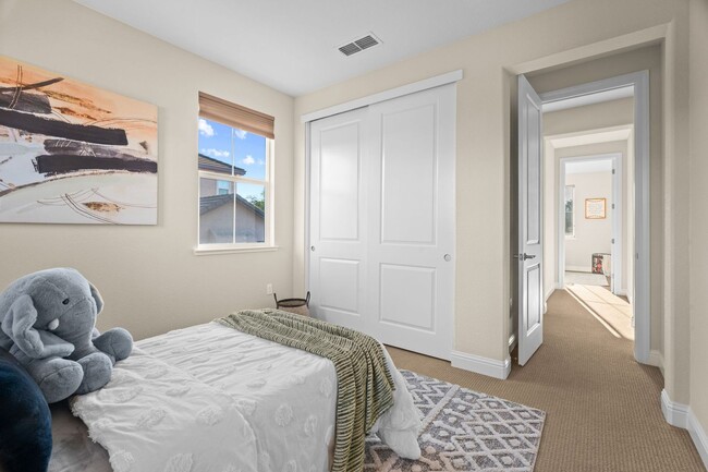 Building Photo - HILLTOP CORNER HOME WITH GORGEOUS VIEWS