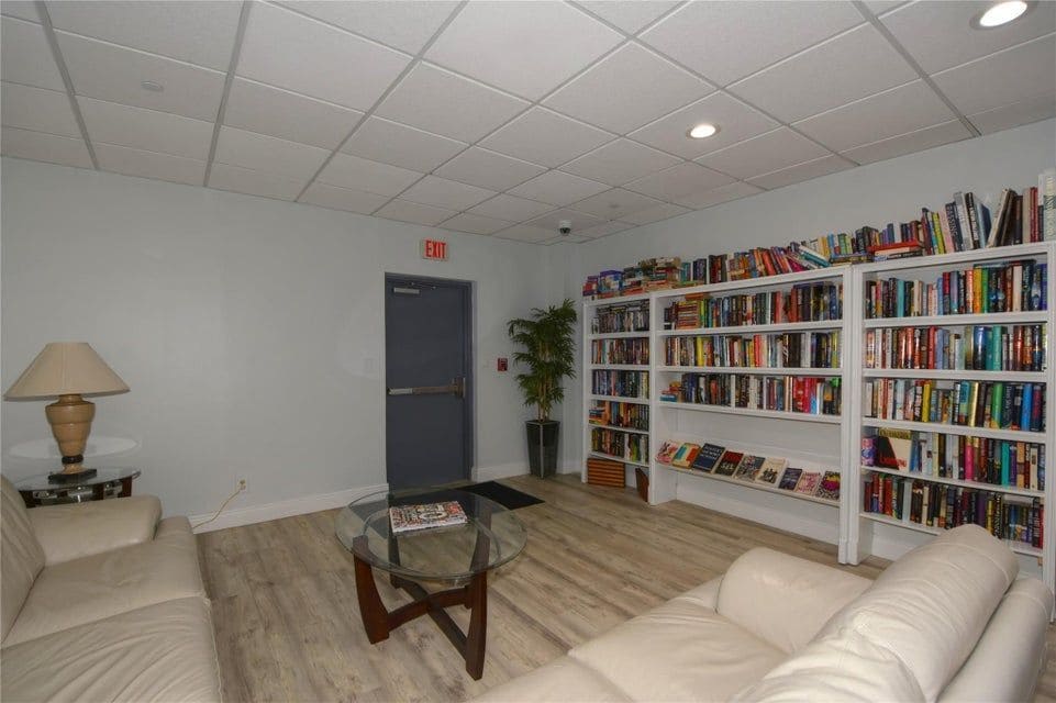 Building Photo - 405 N Ocean Blvd