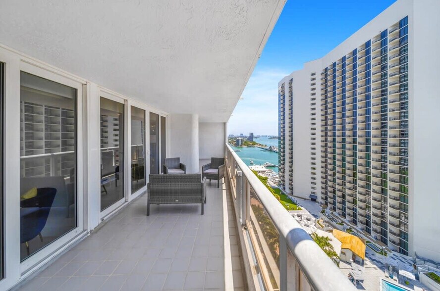 Building Photo - 1717 N Bayshore Dr