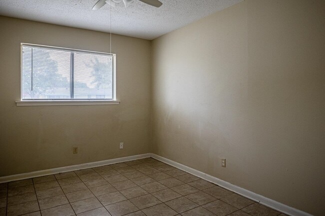 Building Photo - 706 W 10th St