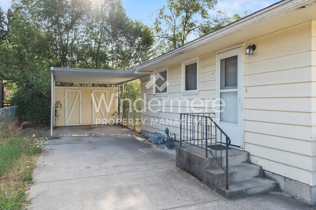 Building Photo - 822-824 N Wilbur Rd