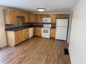 Building Photo - 3 Bedroom Townhouse- Maple Hollow