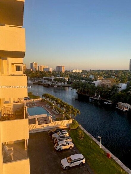 Building Photo - 401 Golden Isles Dr