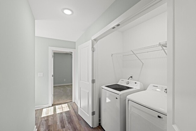 Building Photo - Move in Special!  3 Primary Bedrooms- Townhome - Community Pool/Gym