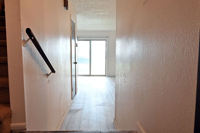 Building Photo - 2 bed 1 Bath townhouse