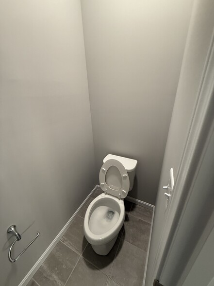 Building Photo - 5694 Ohio Trl