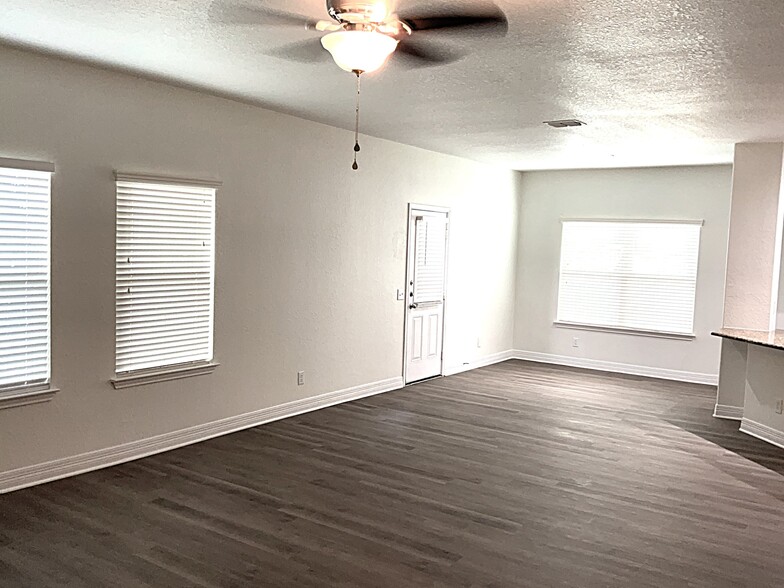 Building Photo - 736 Community Dr