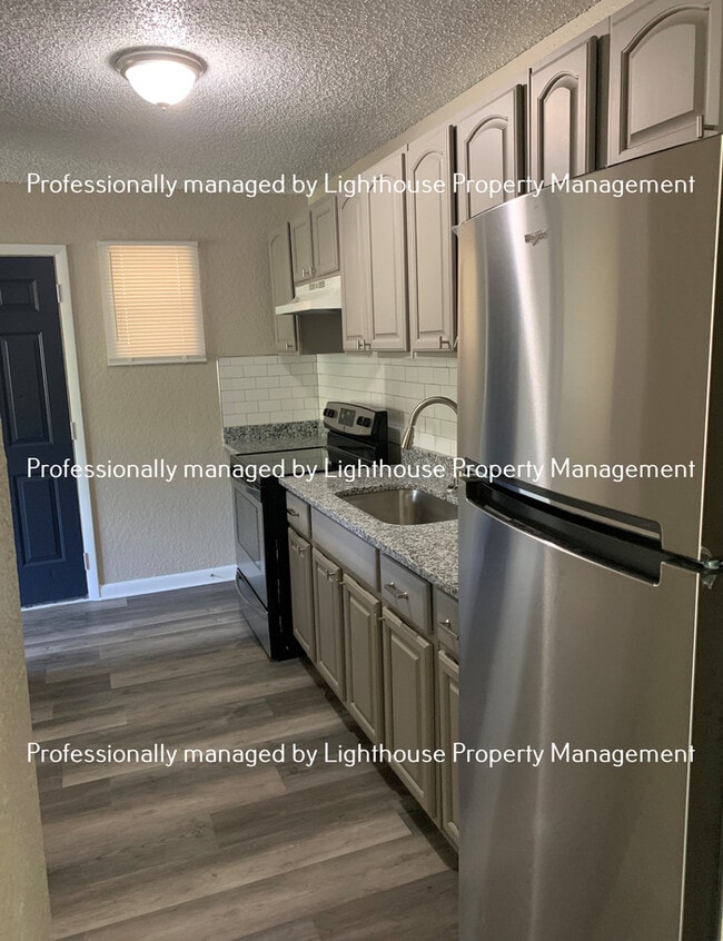 Building Photo - Beautiful 3 Bedroom Home With Stainless Steel Appliances