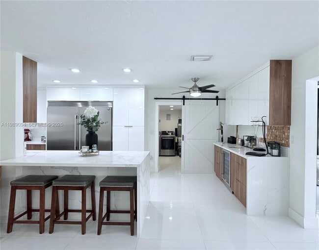 Building Photo - 9495 Dominican Dr