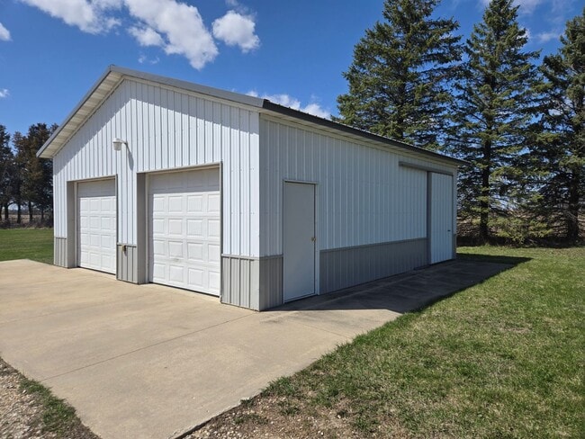 Building Photo - Large 4 Bedroom Farmhouse