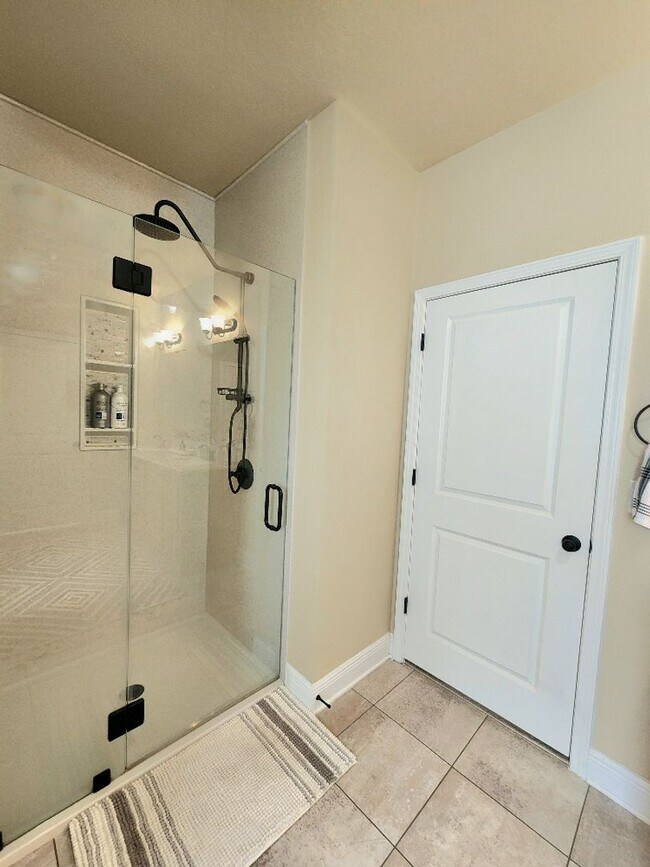 Building Photo - Discover Fine Living in this Captivating 3 Bed/2 Bath Home!