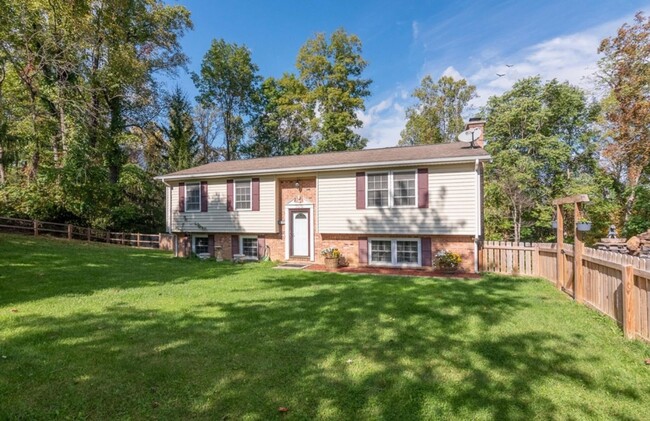 Building Photo - Lovely Country Home Close to Christiansburg