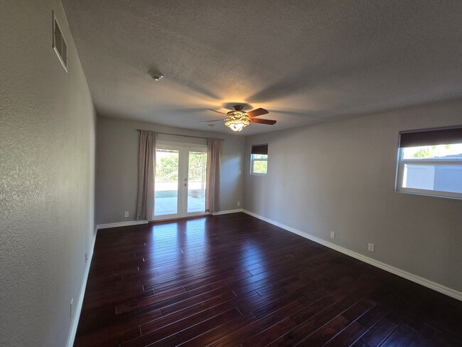 Building Photo - 3 bedroom 2 bath in Orange on Quiet Cul De...