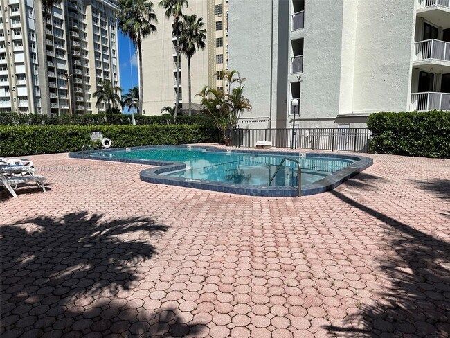 Building Photo - 1440 Brickell Bay Dr