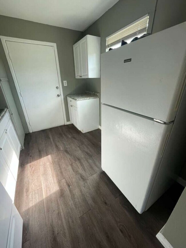 Building Photo - 3/1 Cute cozy single-family home! Apply for FREE This Holiday Season!