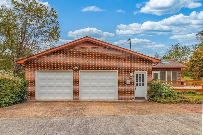 Building Photo - 204 Lake Cir Dr