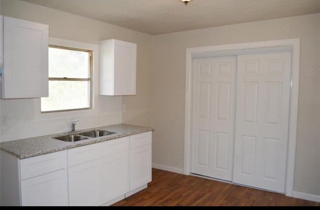 Building Photo - 4839 Ventura Ln