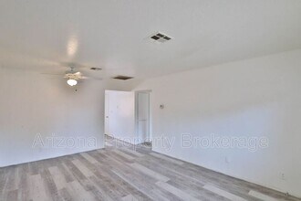 Building Photo - 1702 W Vogel Ave