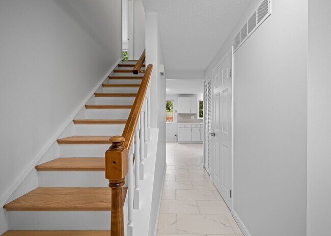 Building Photo - Discover Your Dream Home: Modern Comfort M...
