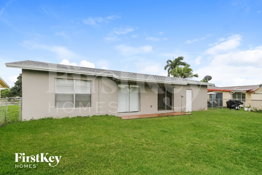 Building Photo - 9749 Sandalfoot Blvd