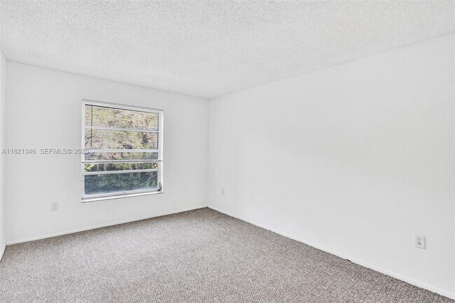 Building Photo - 1595 NE 135th St