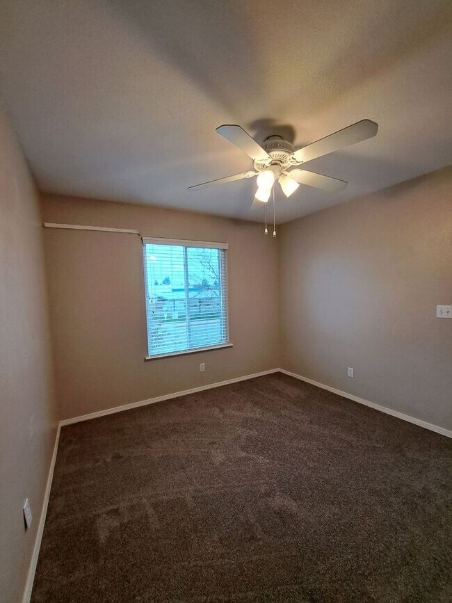 Building Photo - Comfortable 3BR Two-Story Home in Secure Fresno Community!