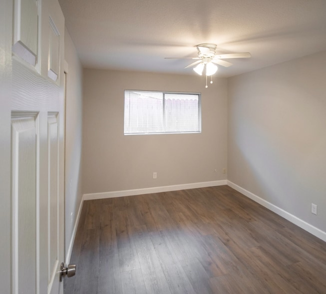 Building Photo - 323 Montrose Dr