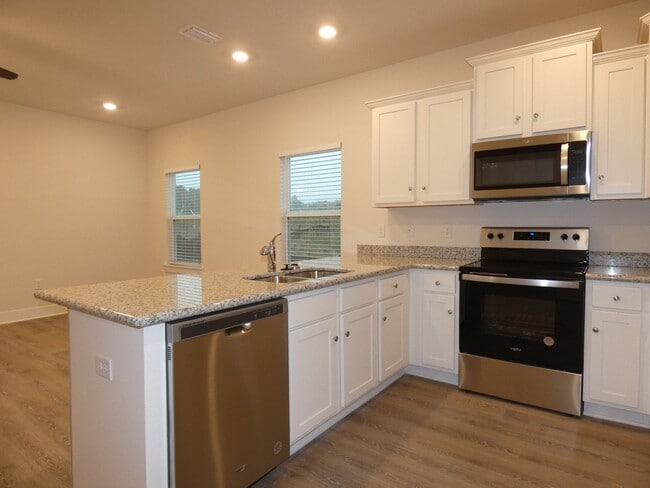 Building Photo - Stunning Townhome - End Unit
