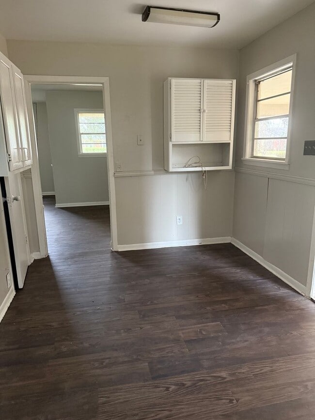 Building Photo - 3 bedroom 1 bath **$300 Off 1st Month