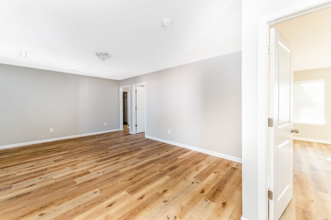 Building Photo - Spacious 5-Bed, 3.5-Bath Residence with 4,003 Sqft, Master on 1st Floor, Elegant Design, & Versat...