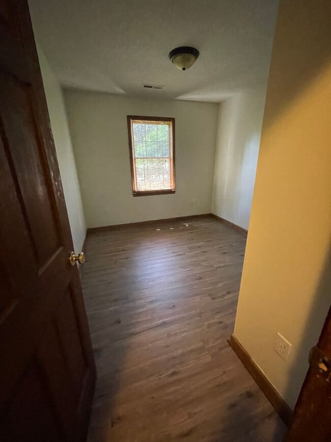 Building Photo - 3 Bedroom 2.5 Bath Townhome Located in Fou...