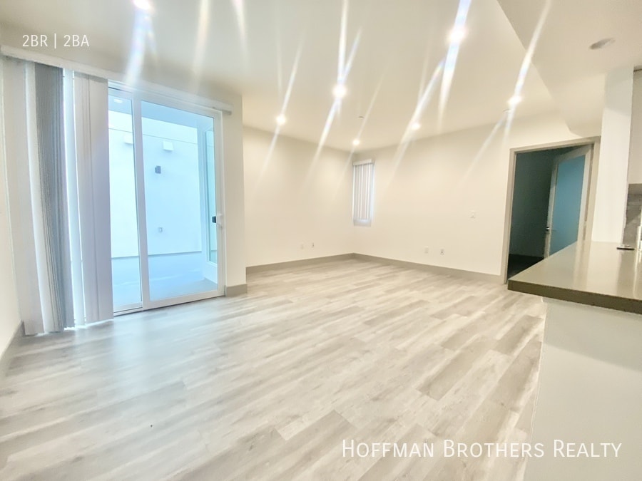 Building Photo - 4849 Oakwood Ave