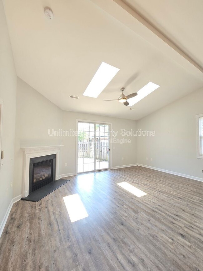 Building Photo - 339 Monlandil Dr