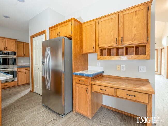 Building Photo - Grand 5+ Bedroom Home in Desirable Garden Home- Raleigh Hills Location with 2800 Sq Ft!