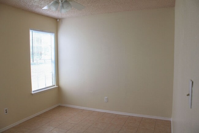 Building Photo - 2-Bedroom Duplex in Edison