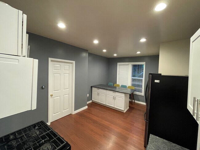 Kitchen - 1817 SW Cable Ave