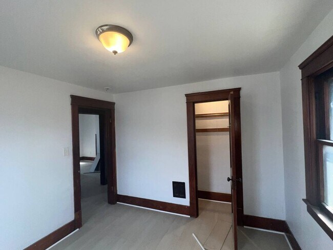 Building Photo - 1055 W 12th St