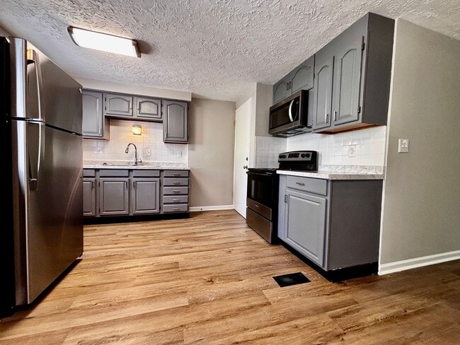 Building Photo - Spacious 3 bedroom 1.5 bath townhome with ...