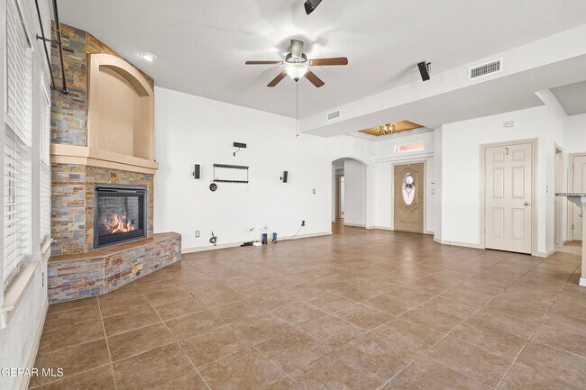 Building Photo - 5729 Valley Oak Dr