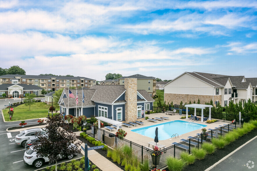 Outdoor Pool & Clubhouse - Ravines at Rocky Ridge