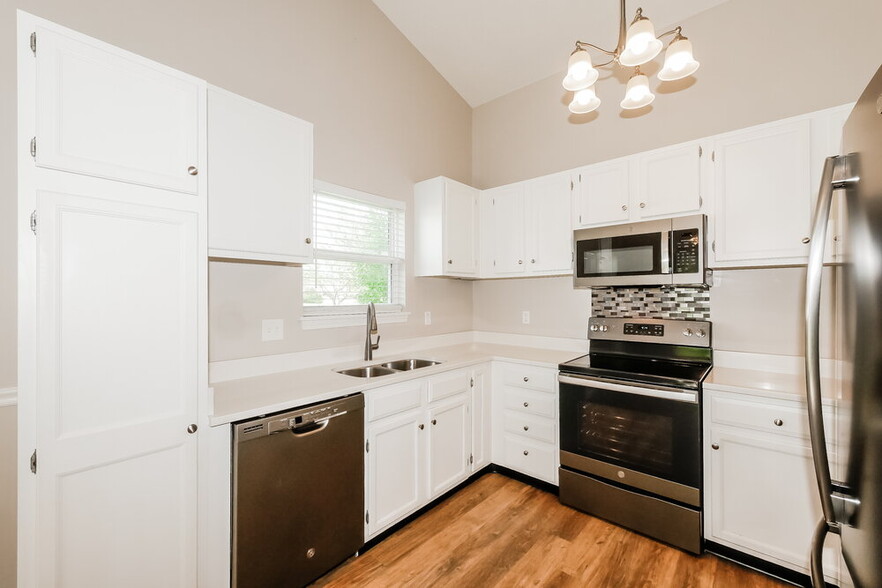 Building Photo - 12164 Laurelwood Dr