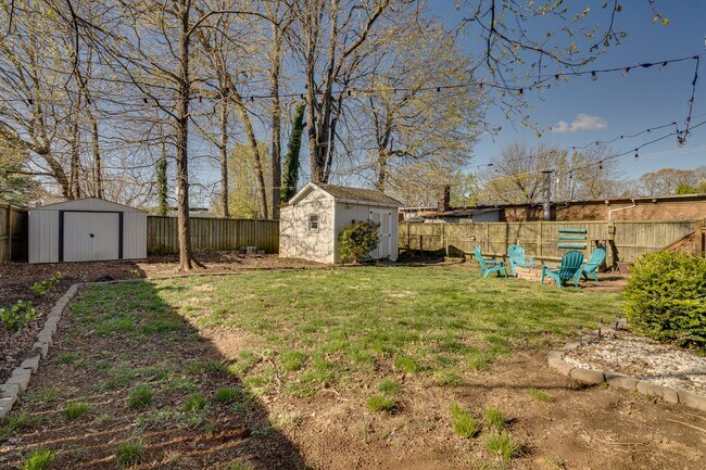 Building Photo - Charming 2 Bedroom 2 Bath Home In The Heart Of Downtown Mebane With Massive Fenced In Yard!!