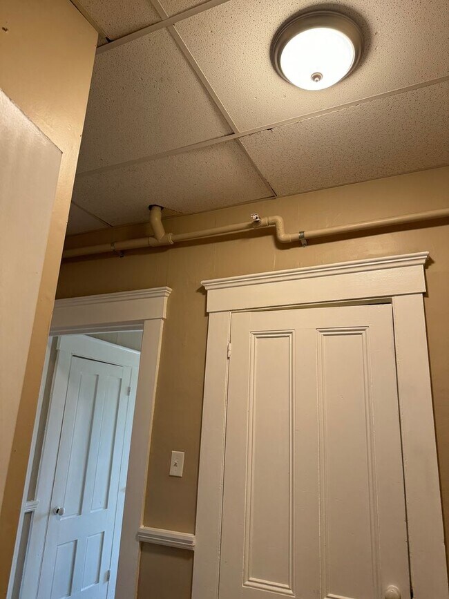 Building Photo - 1 Bedroom Apartment