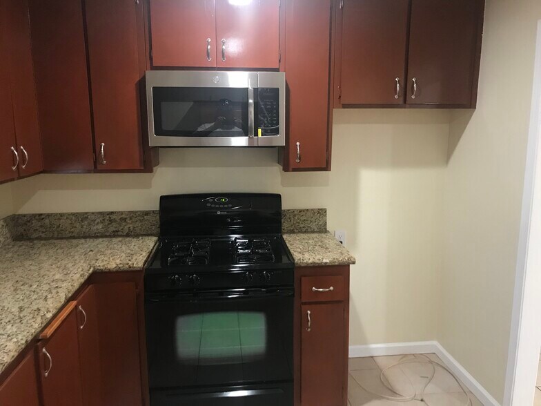 Building Photo - 7881 Hyssop Dr