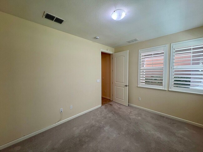 Building Photo - Spacious 4-Bedroom Townhouse