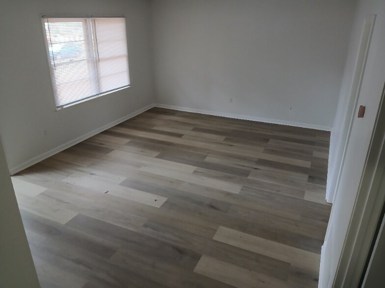 Building Photo - 1703 W Oak Ave