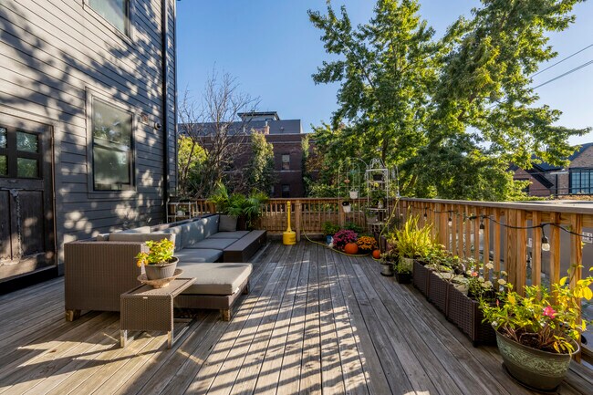 Building Photo - 2056 N Damen Ave