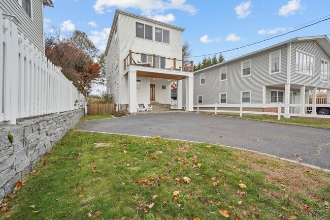 Building Photo - 656 Fairfield Beach Rd